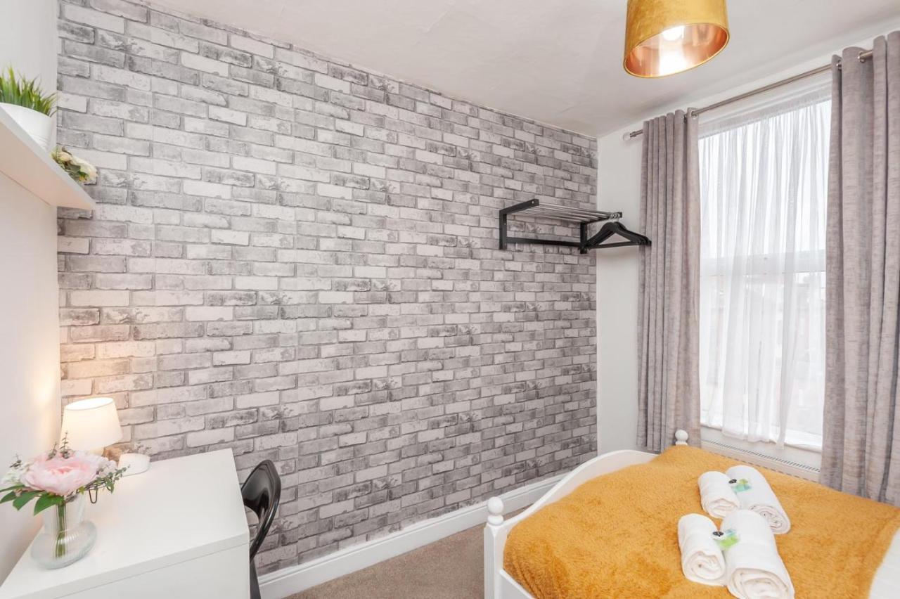 Leeds 4-Bed House - Sleeps 9 Free Parking & Wifi Villa Eksteriør billede